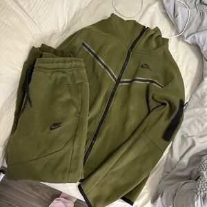 Nike Tech Men's Green Set
